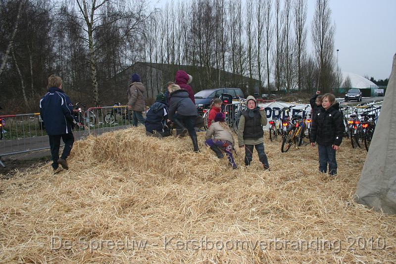 IMG_3321.JPG - voor sommigen was het spelen in het stro nog veel plezanter