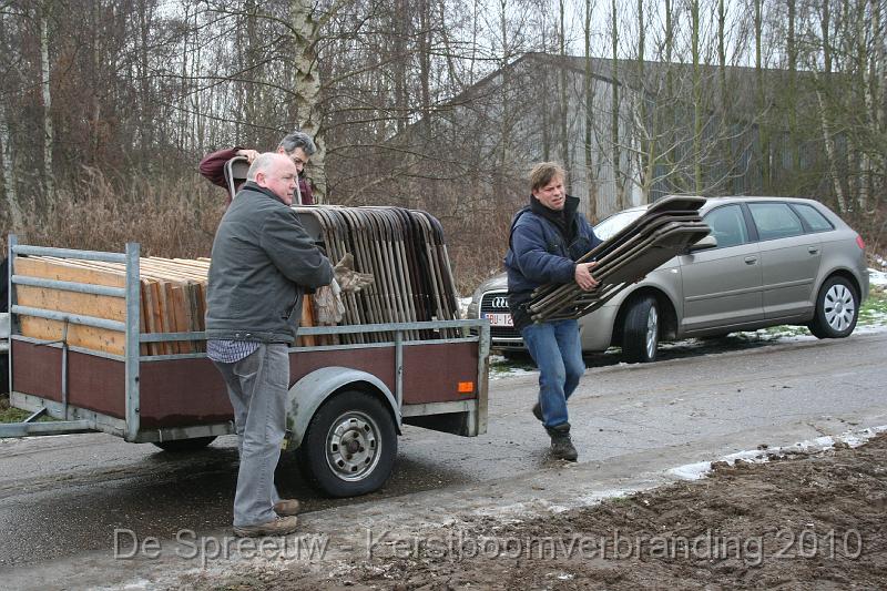 IMG_3253.JPG - de leverancier met zijn tafels en stoelen is aangekomen