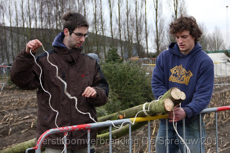 IMG_0065.JPG - ondertussen werden de nadarbarelen duchtig gebruikt voor het sjorren van het vuurwerk