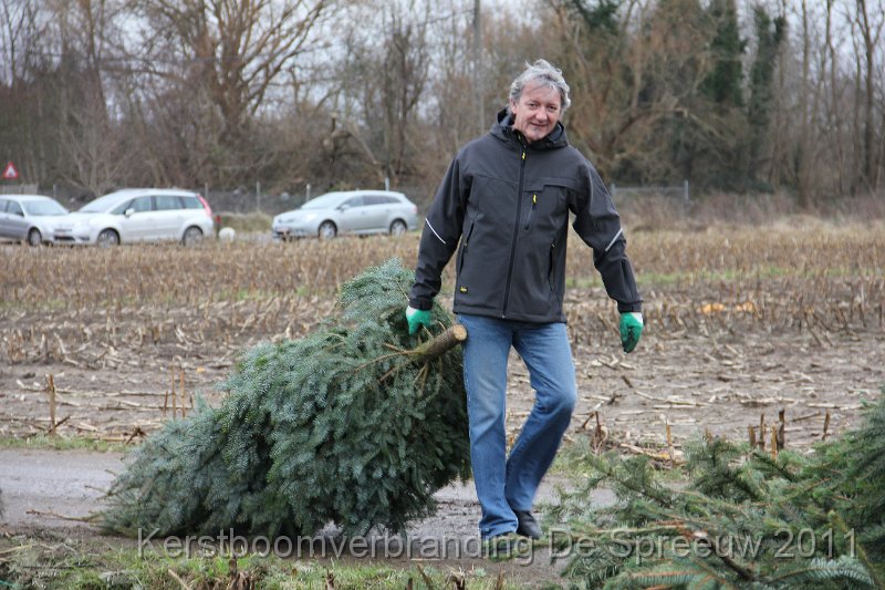 IMG_0099.JPG - nog een buur die ons komt verblijden met zijn vrijwillige bijdrage