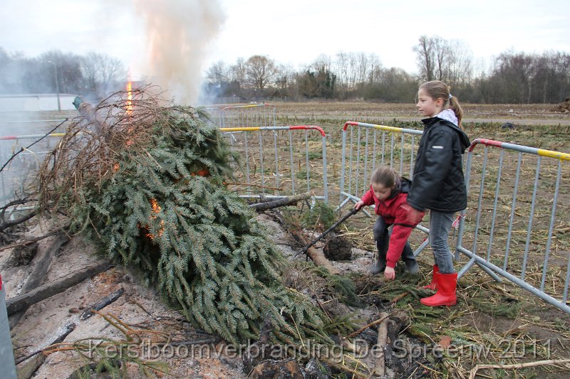 IMG_0642.JPG - ondertussen oefenden sommige kinderen al voor een volgende kerstboomverbranding