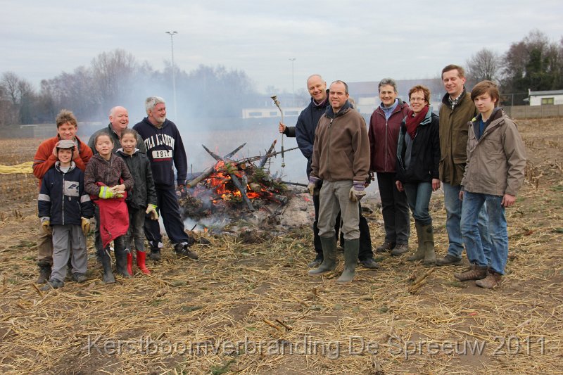 IMG_0686.JPG - een laatste groepsfoto van een hardwerkende ploeg...voor hun mooiste uitdovend kerstboomverbrandingsvuurtje